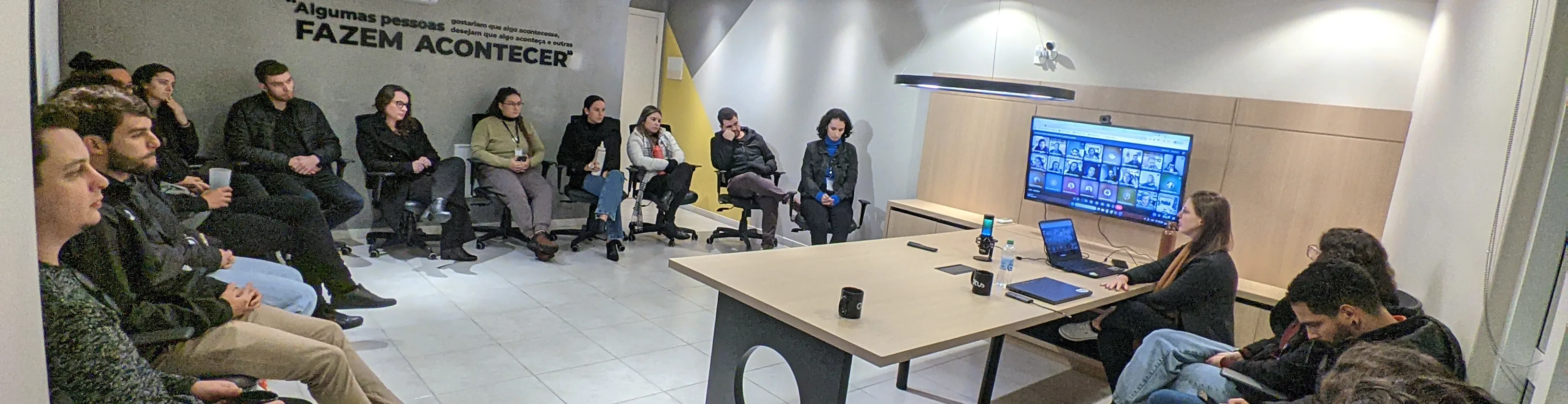 Time reunido semanalmente para o Café Otus, momento de troca, avisos, dinâmicas e interação com todos os setores