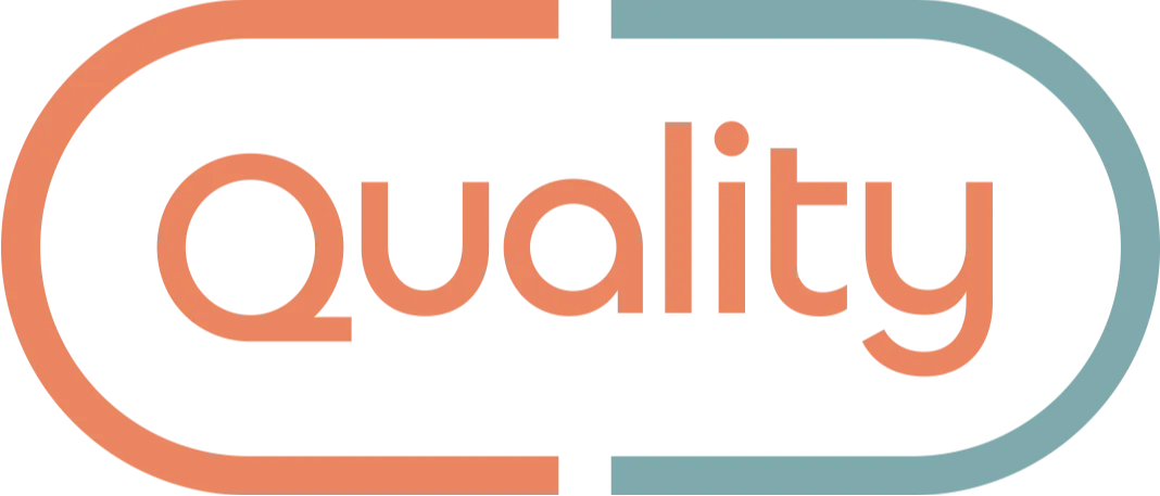 Logo em formato de capsula, sendo o lado esquerdo na cor laranja e o lado direito a cor azul, com o nome Quality no centro na cor laranja também.
