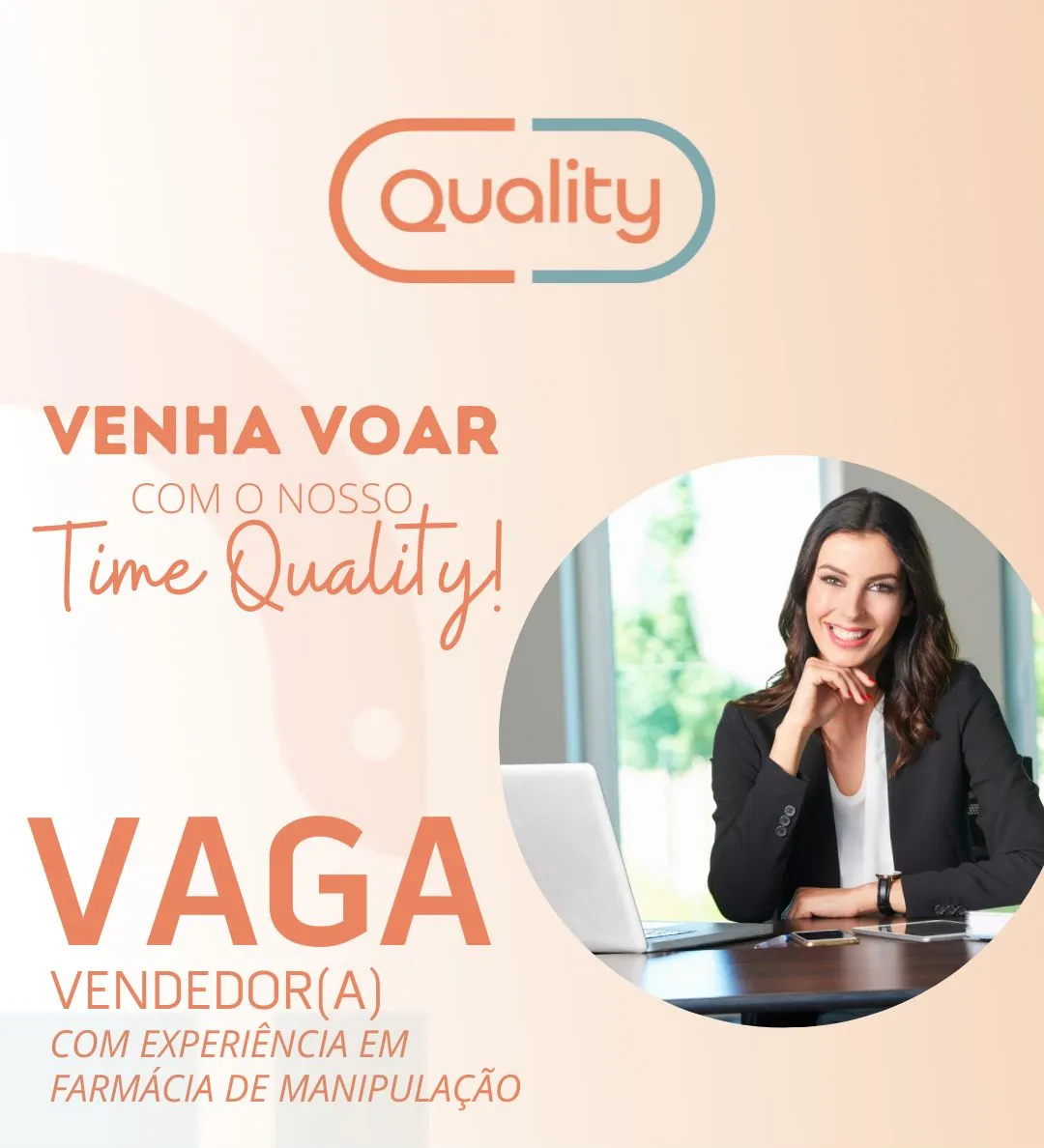 Logo em formato de capsula, sendo o lado esquerdo na cor laranja e o lado direito a cor azul, com o nome Quality no centro na cor laranja também.