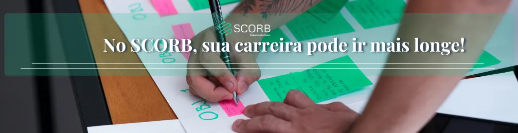 Pessoa escrevendo em papéis com marcadores coloridos sobre uma mesa, em ambiente de trabalho colaborativo. Texto sobreposto: “No SCORB, sua carreira pode ir mais longe!”.