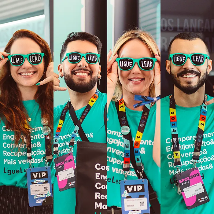 Imagem dividida em quatro colunas, com quatro colaboradores da LigueLead sorrindo e usando óculos escuros personalizados com a frase “LIGUE LEAD” escrita nas lentes. Todos vestem camisetas verde-turquesa da empresa, com palavras como “Engajamento”, “Conversão” e “Recuperação”. Estão com crachás de eventos pendurados no pescoço e transmitem alegria e orgulho de fazer parte da marca.