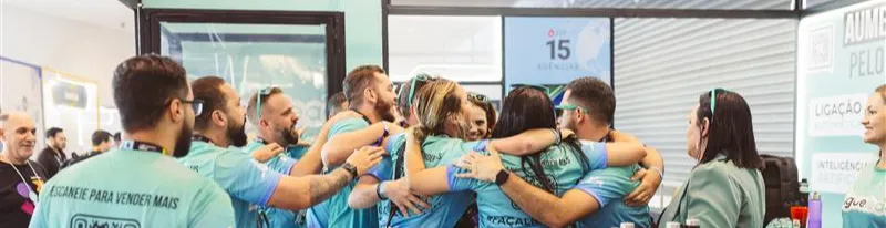 Foto de equipe em clima de festa, sorrindo e se divertindo, usando abadás brancos com o logo da LigueLead. Há confete no ar e adereços coloridos. Na parte inferior da imagem, há ícones de comemoração e a frase:
“Aqui a gente entrega e comemora junto. #HappyLiguers”

Descrição de acessibilidade:
Foto de confraternização animada com a equipe LigueLead. Pessoas estão sorrindo, jogando confete e celebrando. Todos usam roupas festivas e abadás personalizados. A imagem representa o espírito alegre e colaborativo da empresa.