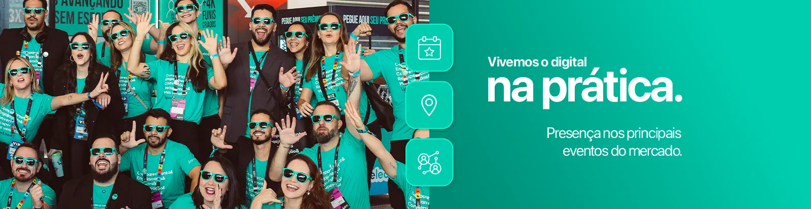 Equipe da LigueLead reunida em grupo, todos usando óculos escuros e camisetas da empresa em um grande evento. Algumas pessoas levantam os braços e sorriem. Ícones à esquerda representam eventos e conexões. Frase no card:
“Vivemos o digital na prática. Presença nos principais eventos do mercado.”

Descrição de acessibilidade:
Foto de grupo com dezenas de integrantes da LigueLead em um evento de marketing digital. Estão com camisetas personalizadas, óculos coloridos e sorrindo. A imagem representa a forte presença da empresa em eventos do setor.