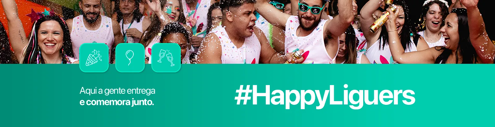 Foto de equipe em clima de festa, sorrindo e se divertindo, usando abadás brancos com o logo da LigueLead. Há confete no ar e adereços coloridos. Na parte inferior da imagem, há ícones de comemoração e a frase:
“Aqui a gente entrega e comemora junto. #HappyLiguers”

Descrição de acessibilidade:
Foto de confraternização animada com a equipe LigueLead. Pessoas estão sorrindo, jogando confete e celebrando. Todos usam roupas festivas e abadás personalizados. A imagem representa o espírito alegre e colaborativo da empresa.