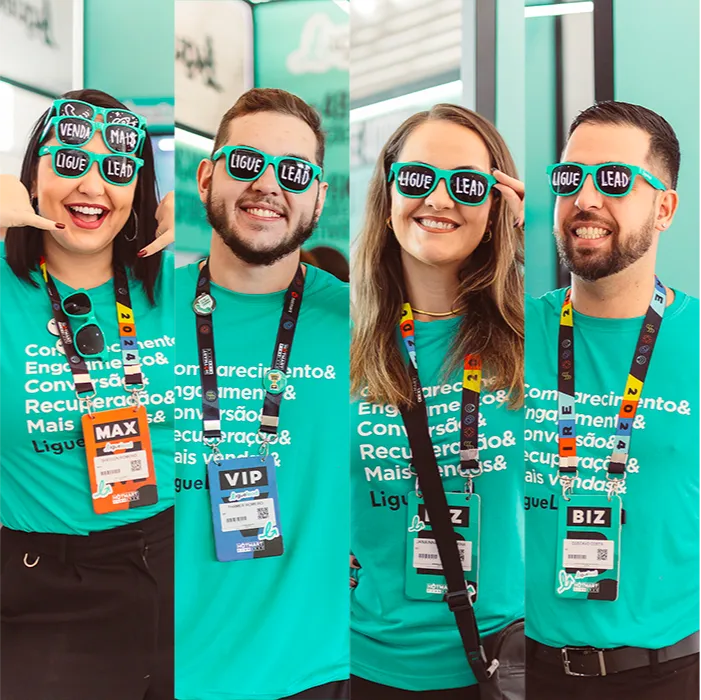 Imagem dividida em quatro colunas, com quatro colaboradores da LigueLead sorrindo e usando óculos escuros personalizados com a frase “LIGUE LEAD” escrita nas lentes. Todos vestem camisetas verde-turquesa da empresa, com palavras como “Engajamento”, “Conversão” e “Recuperação”. Estão com crachás de eventos pendurados no pescoço e transmitem alegria e orgulho de fazer parte da marca.