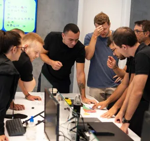 Gostamos de Problemas Complexos: Nossos clientes nos procuram para olhar diferente, propor novas coisas e apoiarmos em uma jornada de transformação, evolução e resultados! Por isso, nosso time está lado a lado dentro de casa, e junto ao cliente, para resolvermos até os desafios mais difíceis.