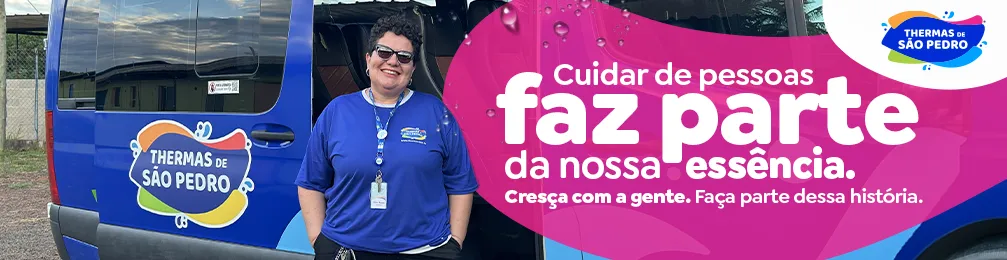 Banner de recrutamento do Thermas de São Pedro com uma mulher sorrindo parada ao lado da van de transporte de colaboradores do Thermas. Texto: “Cuidar de pessoas, faz parte da nossa essência.  Cresça com a gente. Faça parte dessa história”.