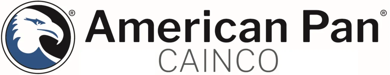 Um círculo que contém a cabeça de uma águia na cor branca e azul, com fundo na cor preto. Embaixo do círculo está escrito American Pan Cainco, na fonte cor preto.