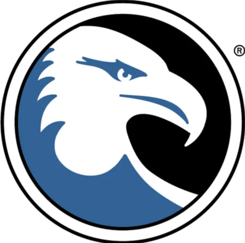 Um círculo que contém a cabeça de uma águia na cor branca e azul, com fundo na cor preto. Embaixo do círculo está escrito American Pan Cainco, na fonte cor preto.
