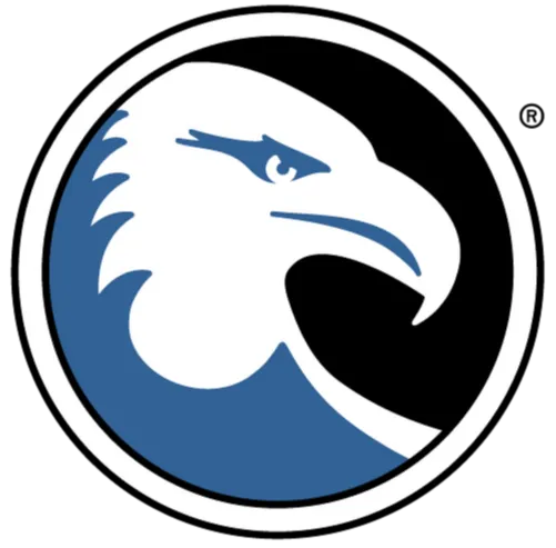 Um círculo que contém a cabeça de uma águia na cor branca e azul, com fundo na cor preto. Embaixo do círculo está escrito American Pan Cainco, na fonte cor preto.