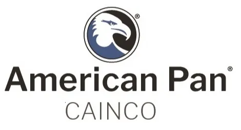 Um círculo que contém a cabeça de uma águia na cor branca e azul, com fundo na cor preto. Embaixo do círculo está escrito American Pan Cainco, na fonte cor preto.