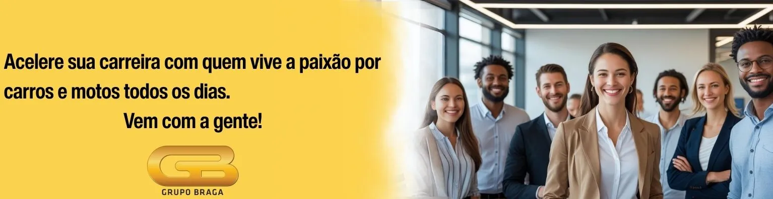 A imagem é um banner promocional com fundo em amarelo vibrante no lado esquerdo, trazendo uma mensagem motivacional em texto preto:

"Acelere sua carreira com quem vive a paixão por carros e motos todos os dias. Vem com a gente!"

Abaixo do texto, está o logo do Grupo Braga, com as letras "GB" estilizadas em dourado e a inscrição "GRUPO BRAGA" embaixo.

No lado direito da imagem, vemos um grupo de sete pessoas sorridentes, vestidas em trajes corporativos modernos, transmitindo energia positiva, diversidade e profissionalismo. O ambiente ao fundo sugere um escritório moderno, iluminado e com grandes janelas.