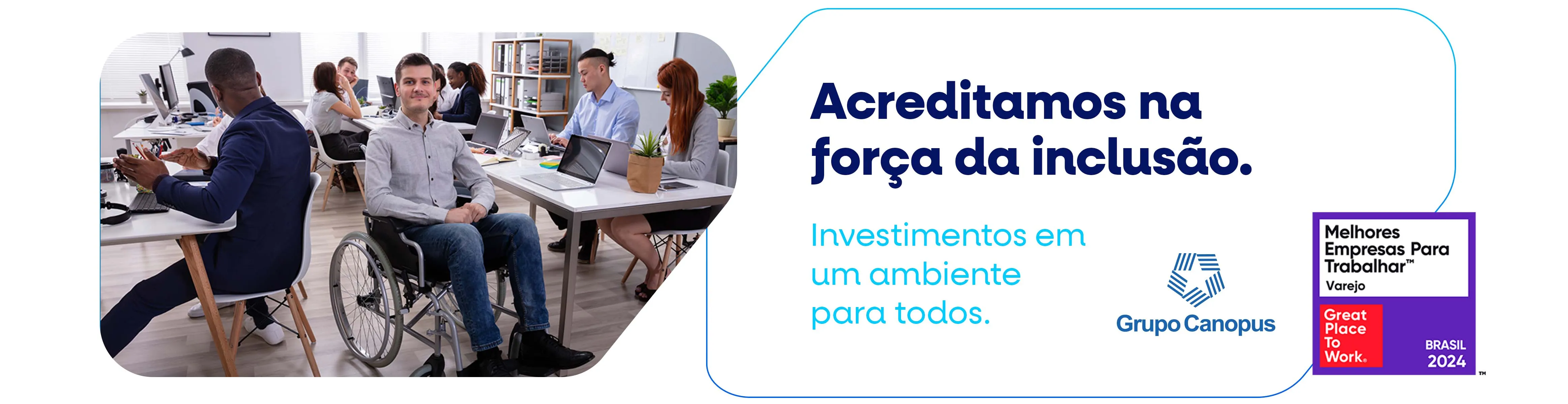 Foto de um cadeirante no ambiente de trabalho com blusa social e calça jeans. Frase: Acreditamos na força da inclusão.