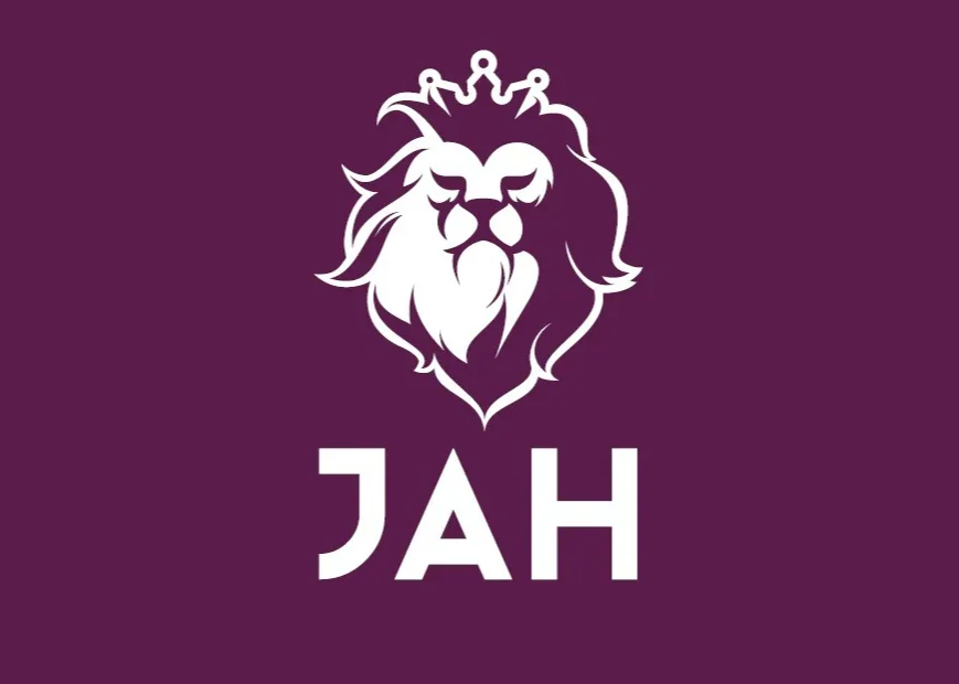Logo da JAH Açaí e Sorvetes em branco, com leão coroado acima da palavra JAH, sobre fundo roxo escuro.