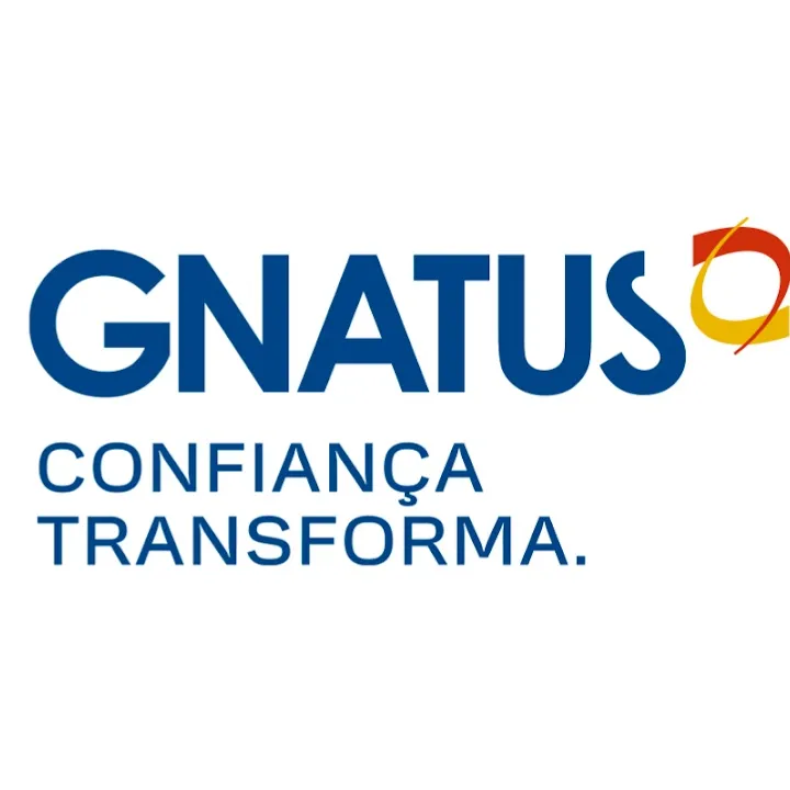 Nome da empresa escrito em azul com o logotipo, que representa uma mandíbula, em amarelo e vermelho.