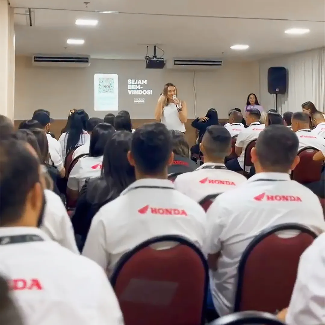 Grupo de colaboradores no evento de identidade organizacional recebendo um treinamento da agência de recursos humanos.