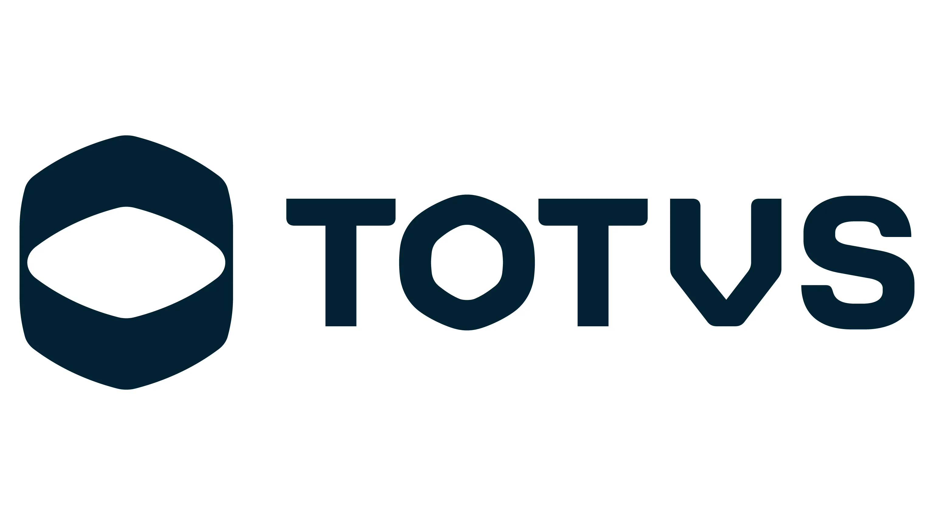 A logo da TOTVS é composta por um símbolo circular e o nome da empresa escrito ao lado. O símbolo dentro do círculo representa uma forma tridimensional, que se assemelha a um cubo em perspectiva, com linhas suaves e arredondadas, sugerindo modernidade e dinamismo. Ao lado do símbolo, em letras maiúsculas e estilizadas, está a palavra "TOTVS". A tipografia é simples, robusta e contemporânea, refletindo solidez e inovação. Toda a logo é monocromática, geralmente em tons de azul ou cinza, transmitindo confiança e tecnologia.