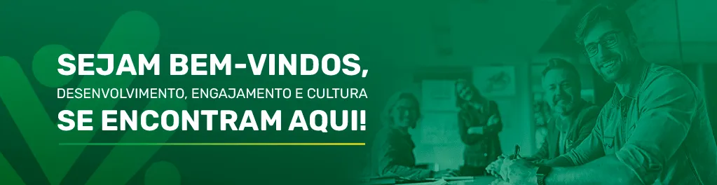 Fundo verde com grupo de pessoas sorrindo em um ambiente de escritório. Em destaque, a frase: Sejam bem-vindos, desenvolvimento, engajamento e cultura se encontram aqui!