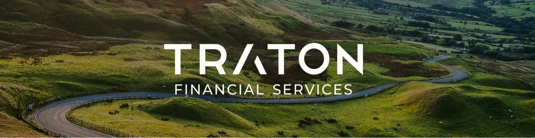 Estrada sinuosa cortando colinas verdes sob um céu claro, com o logotipo “TRATON Financial Services” em branco no centro. A imagem simboliza movimento, jornada e conexão com o futuro.