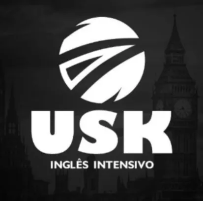 A logo apresenta um fundo preto com um suave sombreado que destaca a silhueta do Big Ben, ícone emblemático de Londres. No centro, há uma logomarca em formato de globo entreaberto, contornada em branco, criando um contraste marcante. Abaixo do globo, a inscrição "USK Callan Inglês Intensivo" aparece em letras legíveis, transmitindo clareza e profissionalismo. A composição evoca a inclusão global, simbolizando como o aprendizado do inglês abre portas para o mundo.