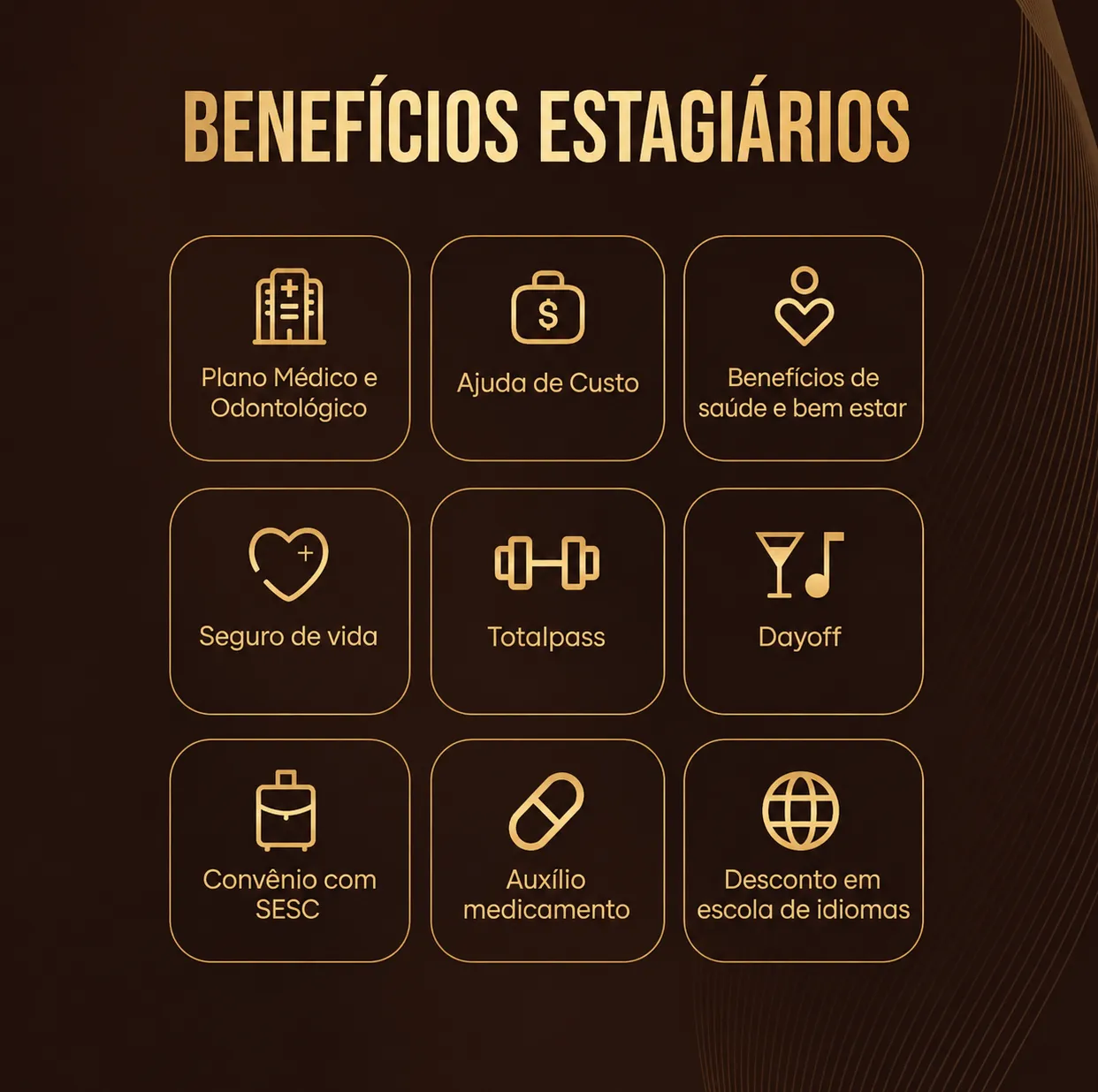 Imagem com fundo escuro e pessoas ao fundo comemorando, levemente desfocadas. Em destaque, o título em letras grandes amarelas: “BENEFÍCIOS ESTAGIÁRIOS”. Abaixo, uma lista de benefícios em texto branco com marcadores amarelos.