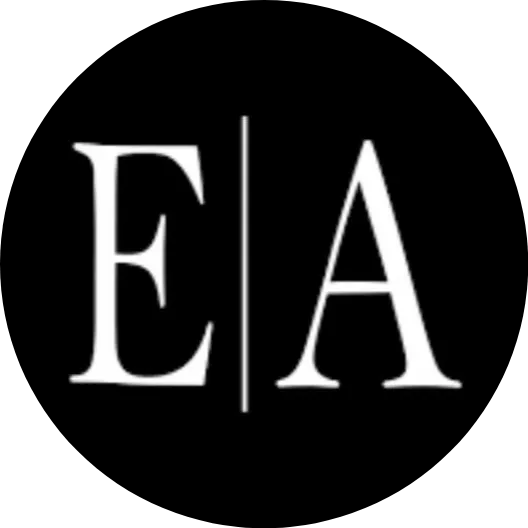 Especializada em roupas para homens e mulheres, a Empório Alex desenvolve e seleciona peças que acompanham as principais tendências do mercado, mas sempre com um olhar prático e comercial, atendendo diferentes estilos, ocasiões e perfis de consumo. Suas coleções abrangem desde itens básicos e essenciais do guarda-roupa até peças mais fashionistas, com forte presença de jeanswear, camisetas, vestidos, conjuntos, moda casual e linhas especiais, pensadas para facilitar a escolha do cliente e valorizar a versatilidade das peças.