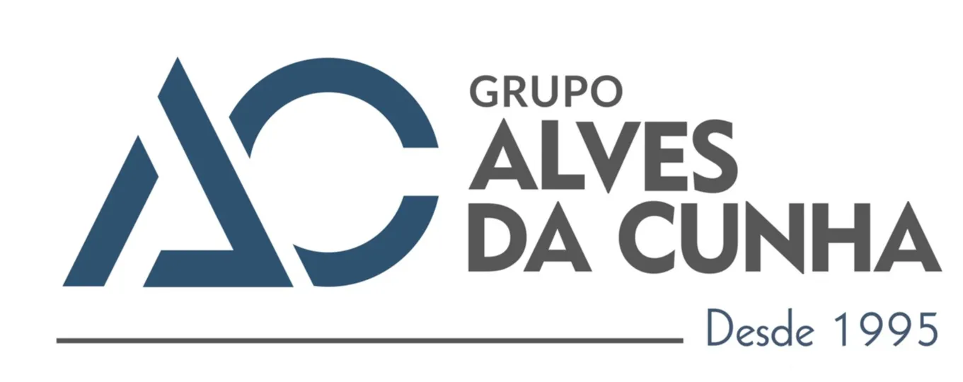 Na logo consta escrito Grupo Alves da Cunha desde 1995, e uma marca com as iniciais da empresa, escritas na cor azul .