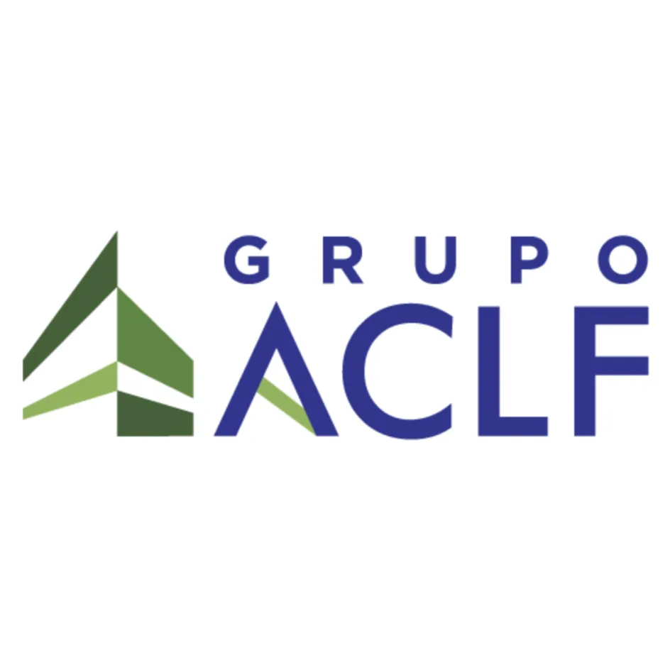 Logotipo do Grupo ACLF. À esquerda, há um símbolo abstrato formado por formas triangulares verdes que lembram uma árvore estilizada. À direita, está o texto ‘GRUPO ACLF’ em letras maiúsculas, sendo ‘GRUPO’ menor e acima de ‘ACLF’, que aparece em destaque na cor azul