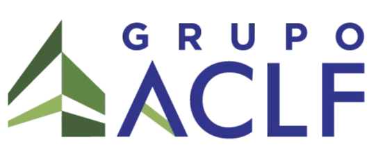 Logotipo do Grupo ACLF. À esquerda, há um símbolo abstrato formado por formas triangulares verdes que lembram uma árvore estilizada. À direita, está o texto ‘GRUPO ACLF’ em letras maiúsculas, sendo ‘GRUPO’ menor e acima de ‘ACLF’, que aparece em destaque na cor azul