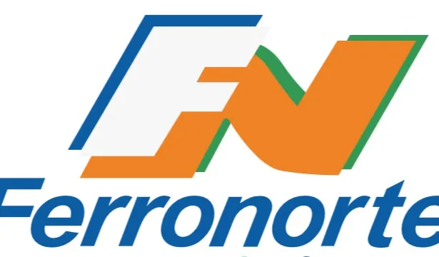 #ParaTodoMundo a logo da Ferronorte conta com a sigla FN com as três cores da empresa: azul, laranja e verde. O slogan é "Seu parceiro forte."