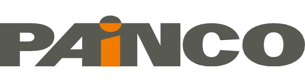 A imagem apresenta o logotipo da empresa Painco. O nome "PAINCO" está escrito em letras maiúsculas, com um design moderno e minimalista. A letra "I" é destacada em laranja, contrastando com as demais letras, que são de um tom de cinza escuro. A letra "I" também possui um círculo menor dentro de si, na mesma cor laranja.