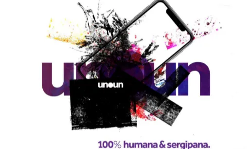 Nossa logo carrega a essência do que somos:
inovadora, próxima e com raízes fortes.

Com traços de pintura em preto e roxo, ela representa o equilíbrio entre a tecnologia e a criatividade, traduzindo nossa identidade visual de forma marcante e contemporânea.

O símbolo da tela de celular reforça nosso compromisso com a transformação digital e a conexão com as pessoas, enquanto a frase “100% humana e sergipana” sintetiza aquilo que mais valorizamos:
o cuidado com as relações, o orgulho da nossa origem e o jeito acolhedor de fazer as coisas acontecerem.

Mais do que uma marca, somos uma expressão do nosso tempo, do nosso território e do futuro que queremos construir.