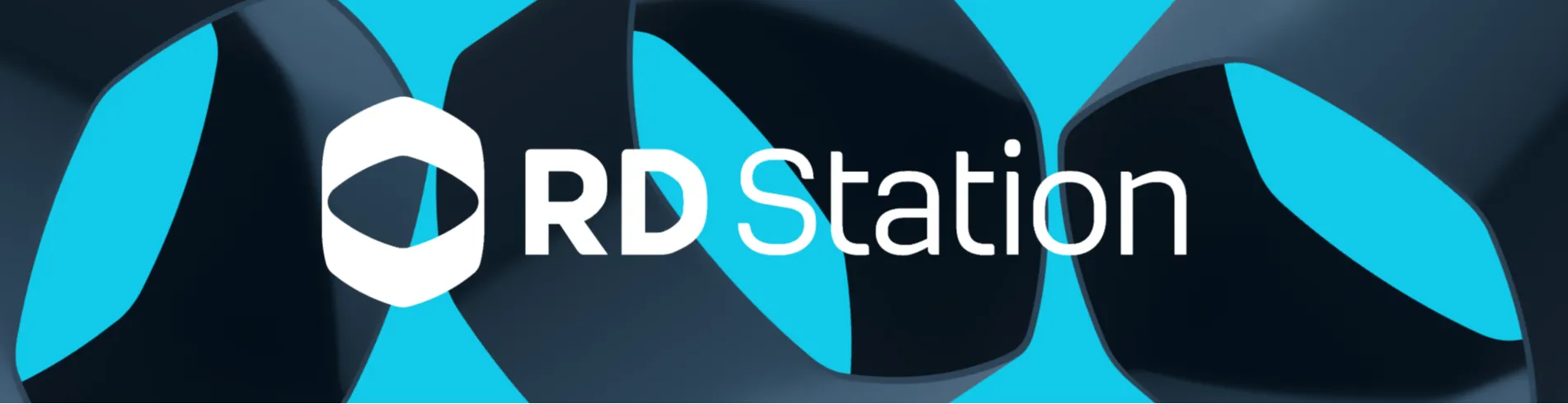 Imagem com fundo em azul vibrante e formas tridimensionais escuras que lembram elos entrelaçados. No centro da imagem, está o logotipo da RD STATION em branco. À esquerda, há o símbolo característico da marca, uma forma hexagonal com um corte oval no meio.