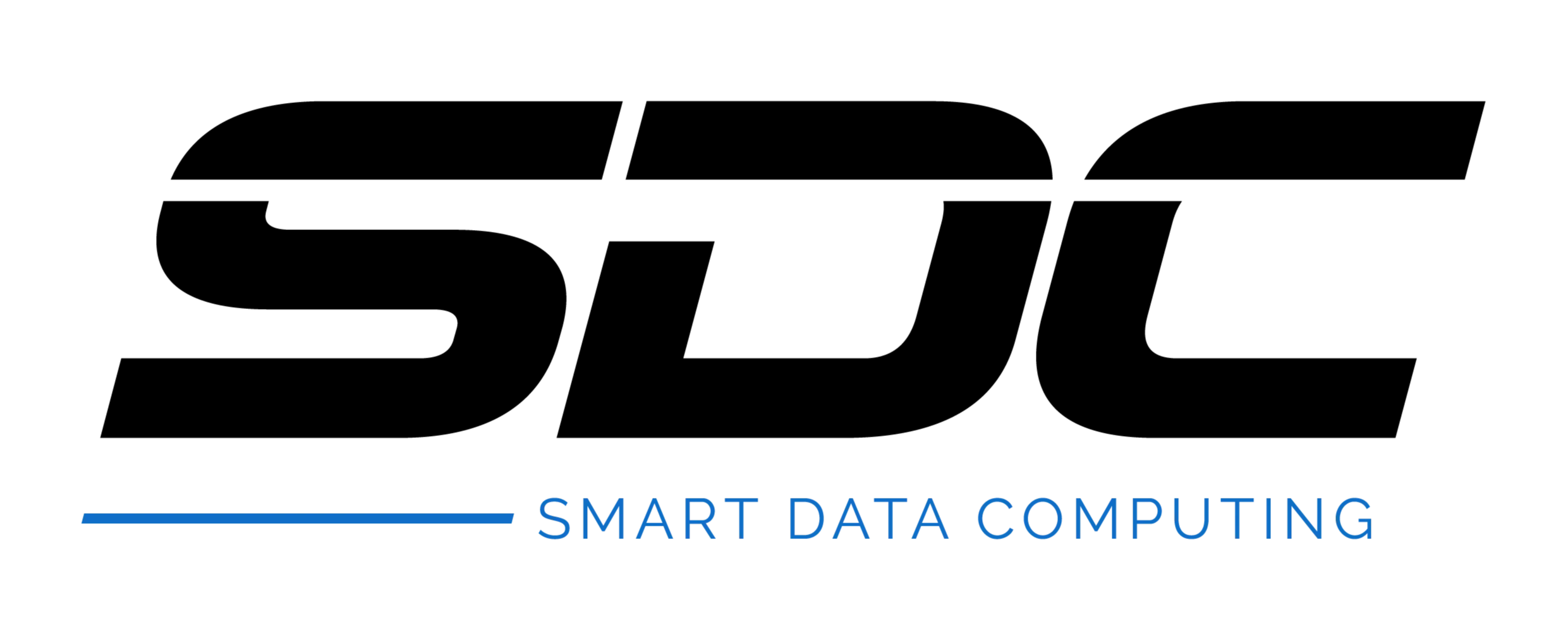 Logotipo contendo a sigla da empresa, SDC, na cor preta. Abaixo da letra "S" uma linha em azul e em seguida está escrito "Smart Data Computing" na mesma cor azul.