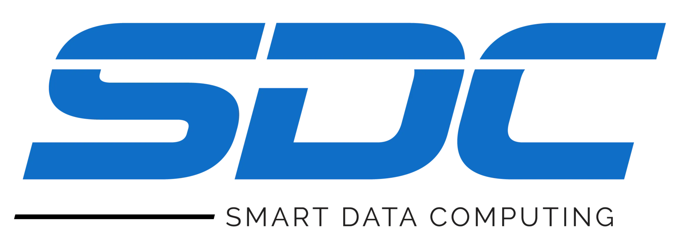 Logotipo contendo a sigla da empresa, SDC, na cor preta. Abaixo da letra "S" uma linha em azul e em seguida está escrito "Smart Data Computing" na mesma cor azul.