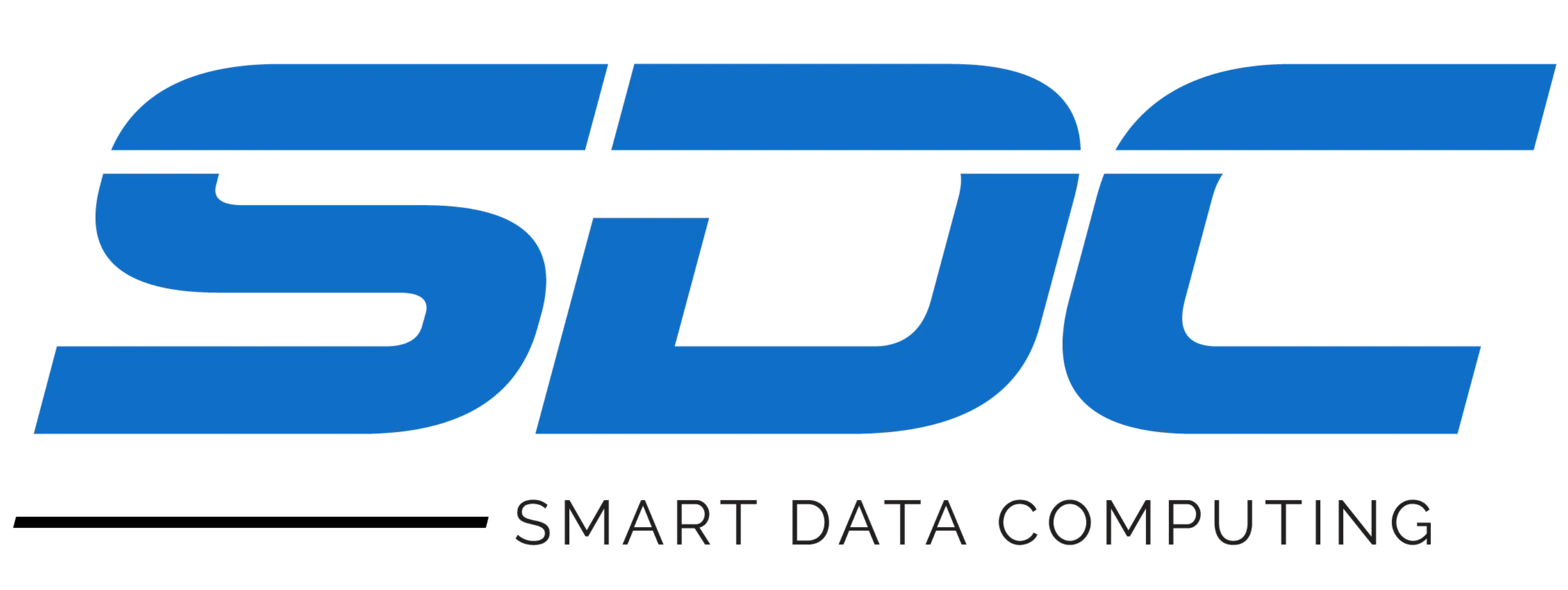 Logotipo contendo a sigla da empresa, SDC, na cor preta. Abaixo da letra "S" uma linha em azul e em seguida está escrito "Smart Data Computing" na mesma cor azul.