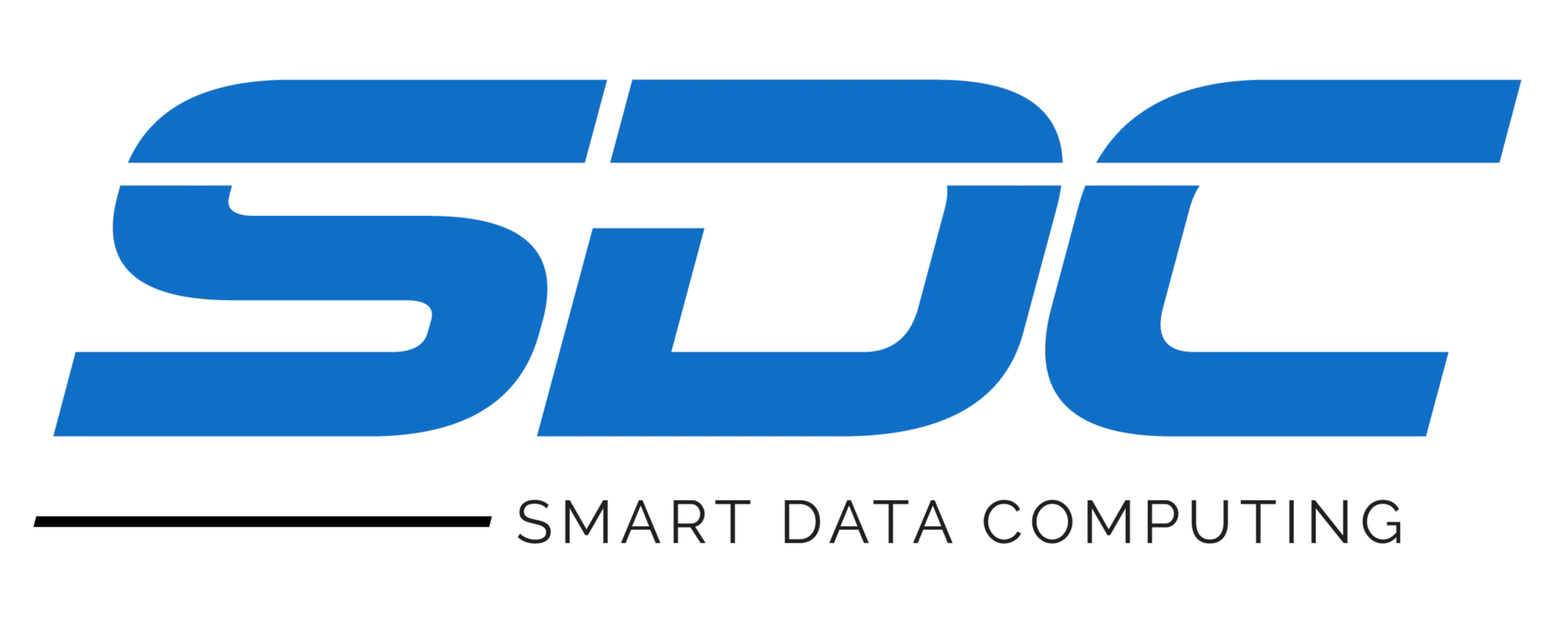 Logotipo contendo a sigla da empresa, SDC, na cor preta. Abaixo da letra "S" uma linha em azul e em seguida está escrito "Smart Data Computing" na mesma cor azul.