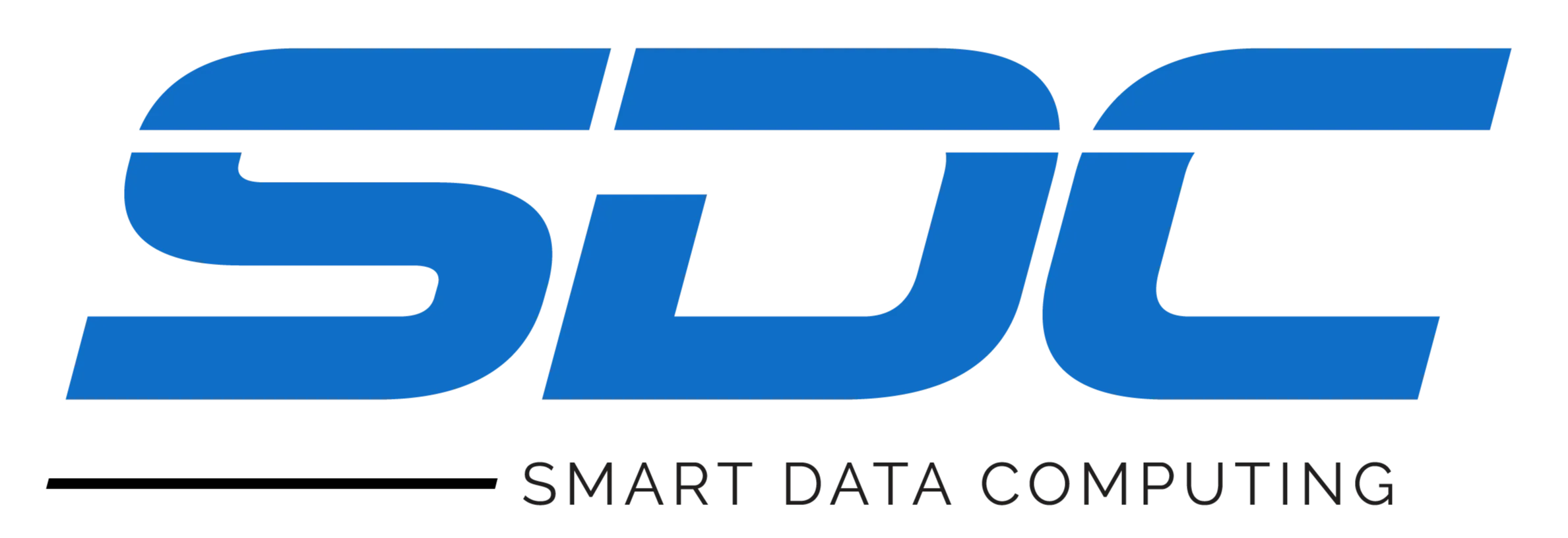 Logotipo contendo a sigla da empresa, SDC, na cor preta. Abaixo da letra "S" uma linha em azul e em seguida está escrito "Smart Data Computing" na mesma cor azul.